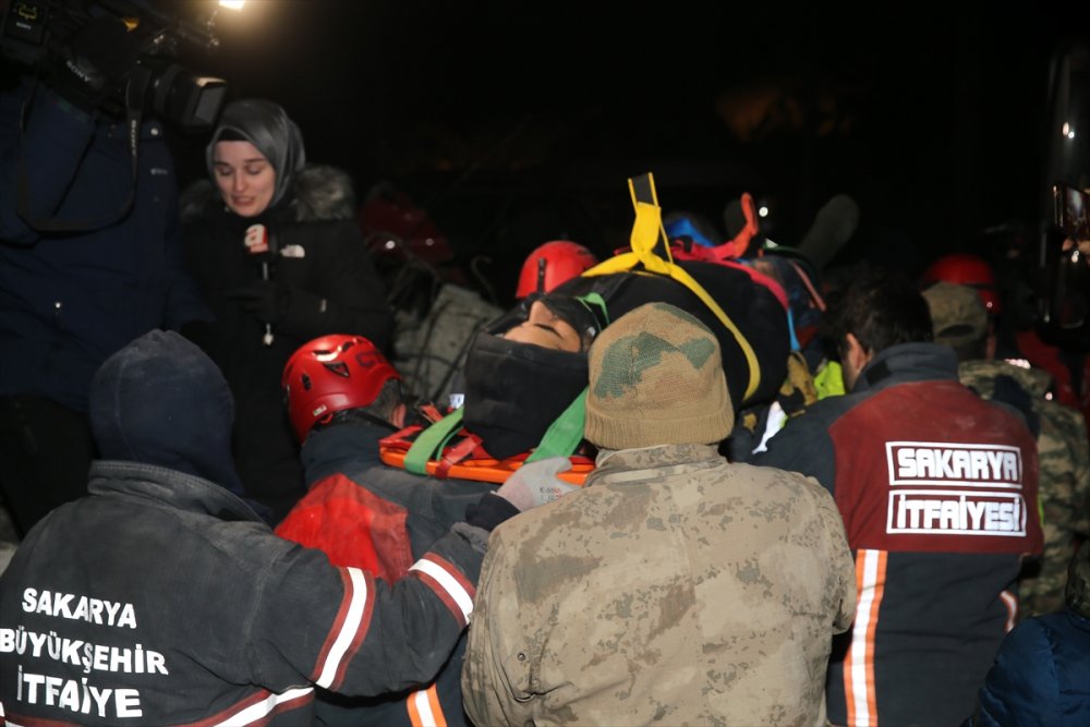 Kahramanmaraş'ta 3 kişilik aile, depremden 73 saat sonra enkazdan kurtarıldı