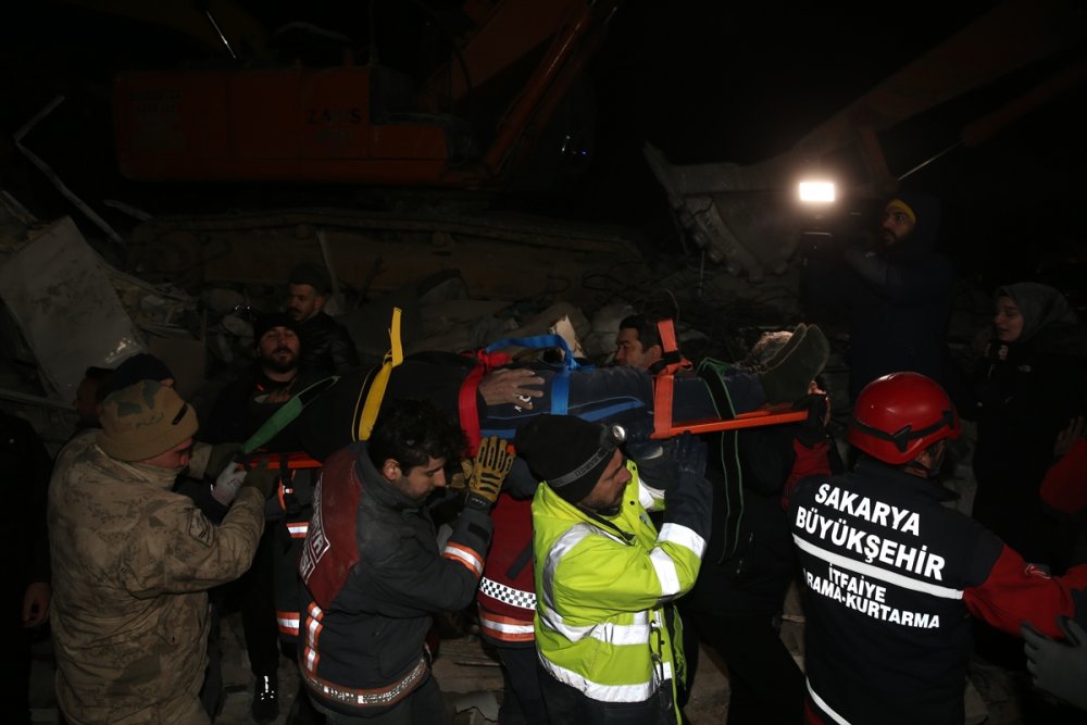 Kahramanmaraş'ta 3 kişilik aile, depremden 73 saat sonra enkazdan kurtarıldı