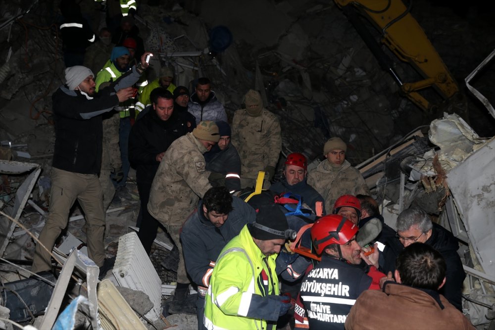 Kahramanmaraş'ta 3 kişilik aile, depremden 73 saat sonra enkazdan kurtarıldı
