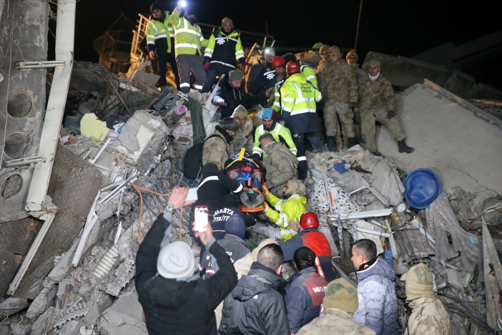 Kahramanmaraş'ta 3 kişilik aile, depremden 73 saat sonra enkazdan kurtarıldı