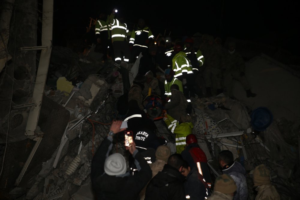 Kahramanmaraş'ta 3 kişilik aile, depremden 73 saat sonra enkazdan kurtarıldı