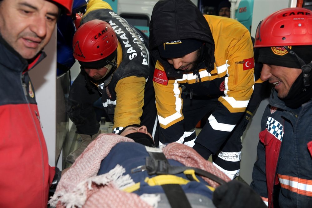 Kahramanmaraş'ta 3 kişilik aile, depremden 73 saat sonra enkazdan kurtarıldı