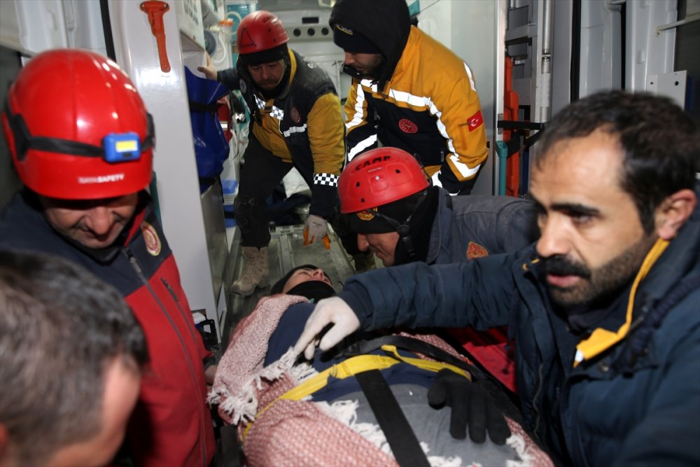 Kahramanmaraş'ta 3 kişilik aile, depremden 73 saat sonra enkazdan kurtarıldı