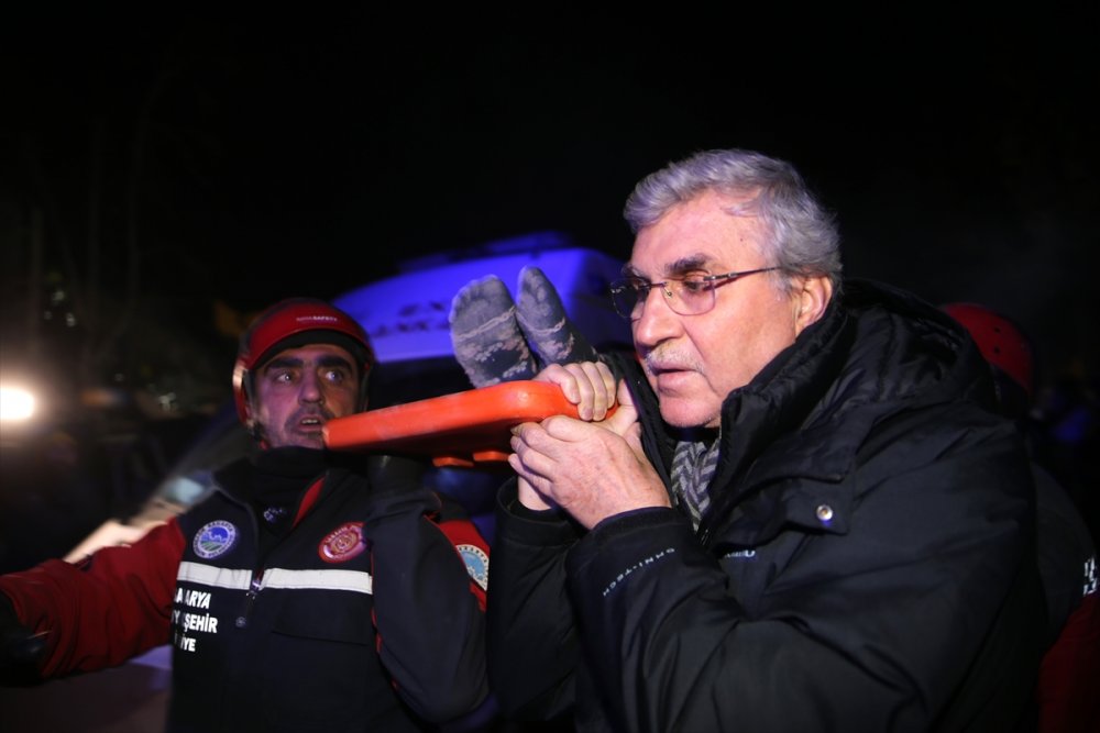 Kahramanmaraş'ta 3 kişilik aile, depremden 73 saat sonra enkazdan kurtarıldı