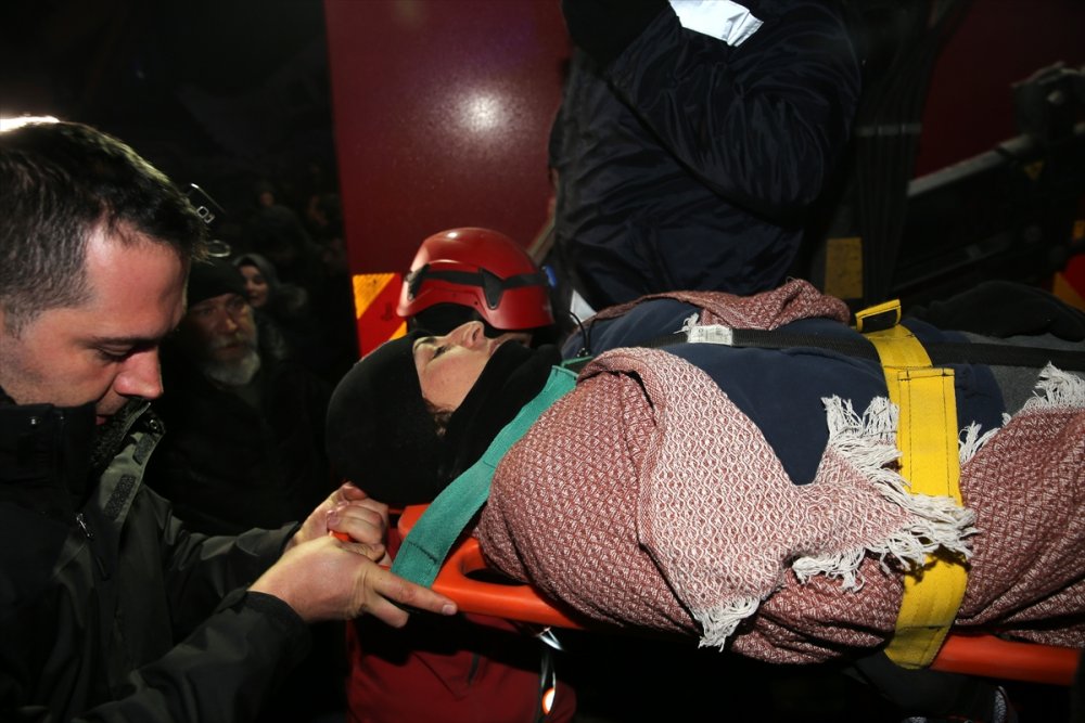 Kahramanmaraş'ta 3 kişilik aile, depremden 73 saat sonra enkazdan kurtarıldı