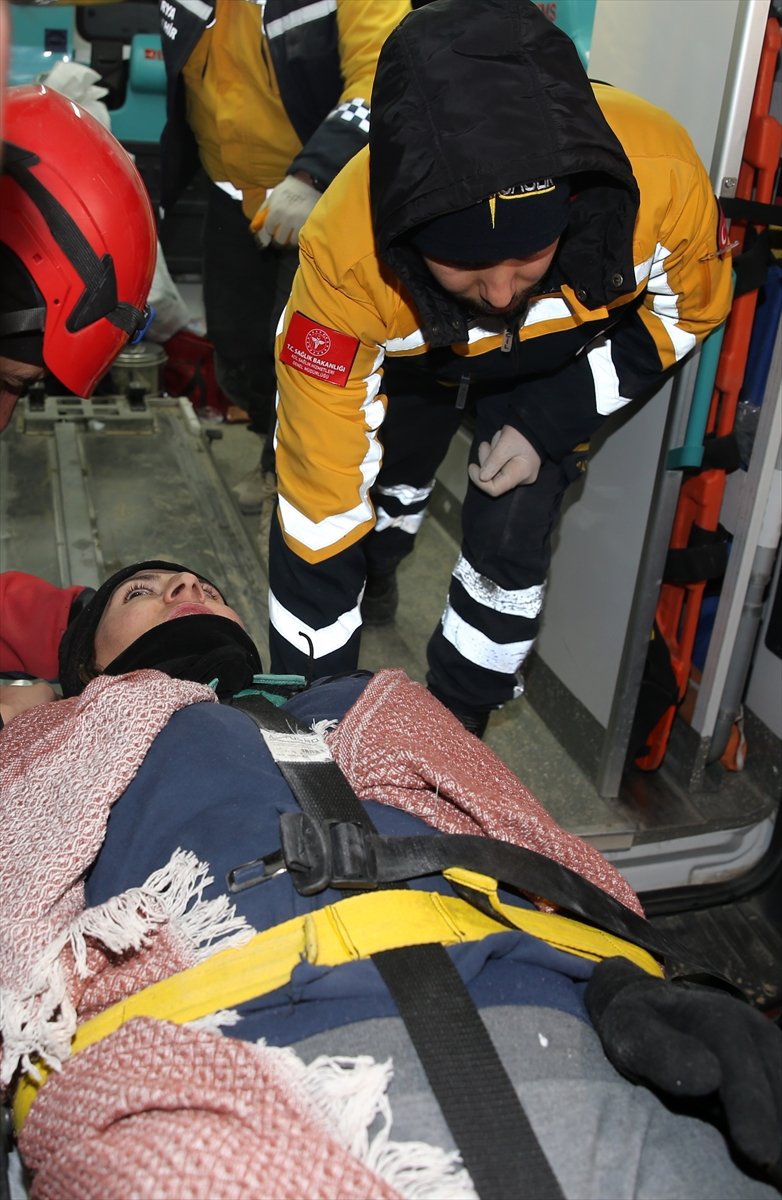 Kahramanmaraş'ta 3 kişilik aile, depremden 73 saat sonra enkazdan kurtarıldı