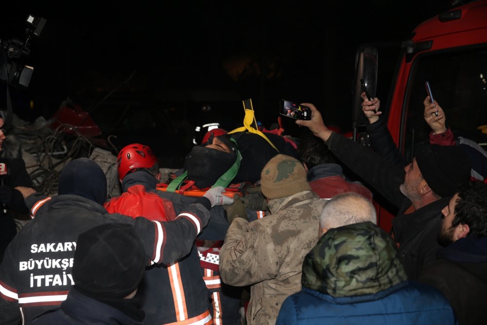 Kahramanmaraş'ta 3 kişilik aile, depremden 73 saat sonra enkazdan kurtarıldı