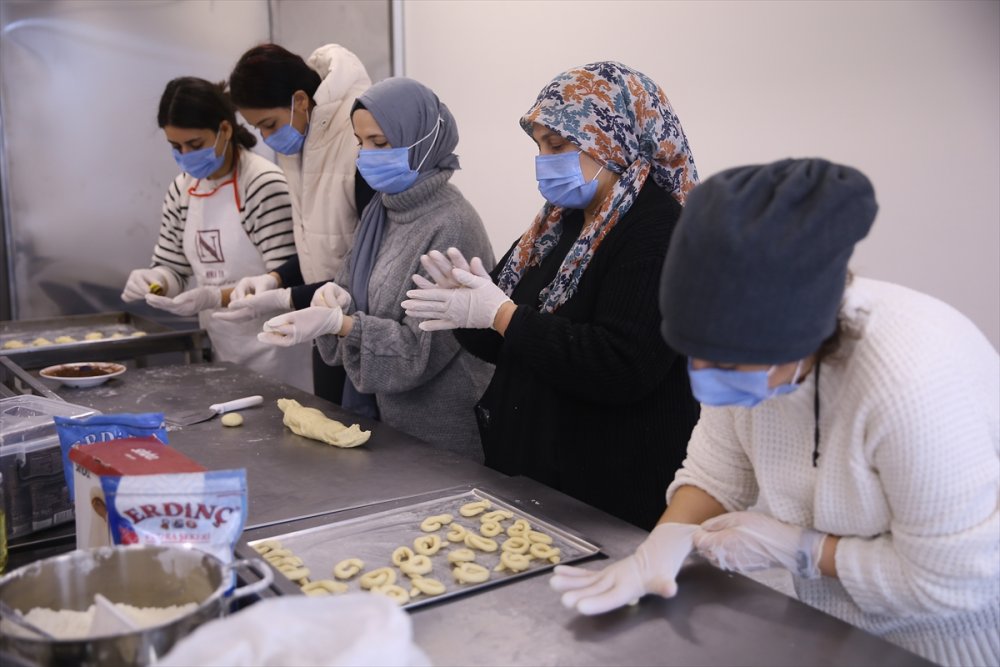 Tekirdağ'da meslek liseliler depremzedeler için hamur işi üretiyor