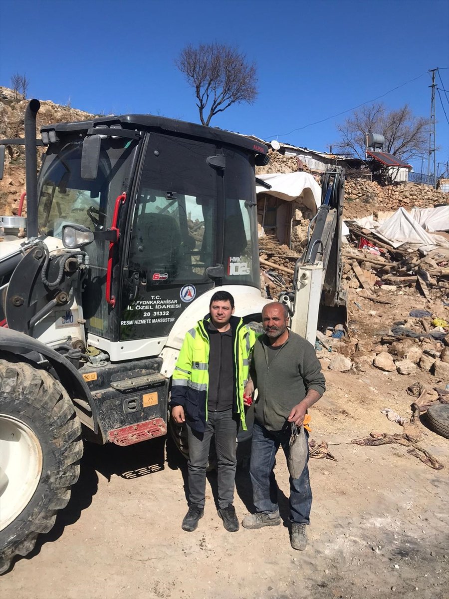 Adıyaman'da enkazda bulunan altın dolu keseyle para çantası sahibine teslim edildi