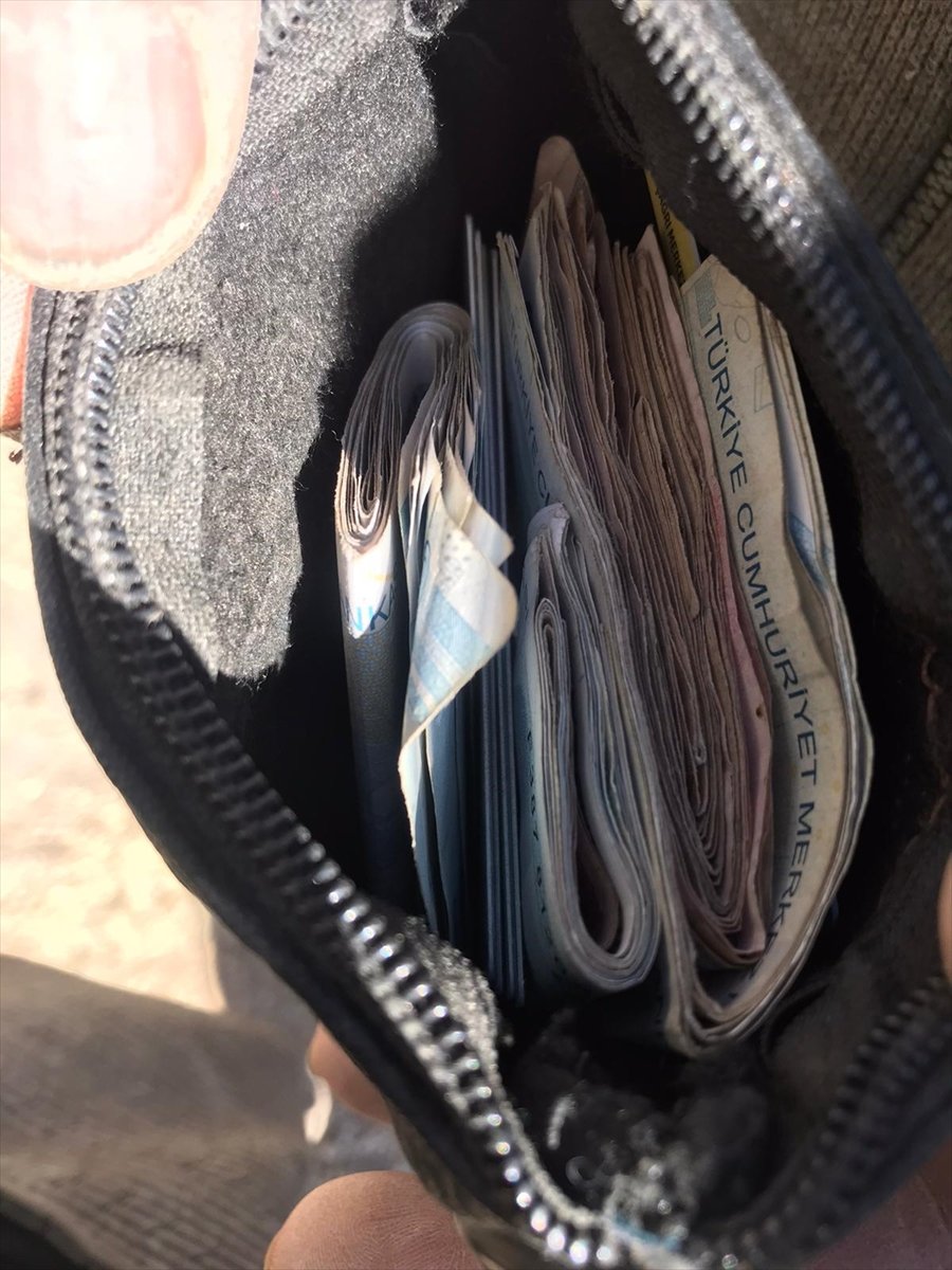 Adıyaman'da enkazda bulunan altın dolu keseyle para çantası sahibine teslim edildi