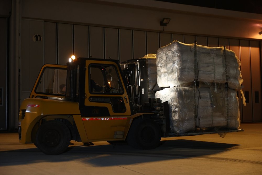 Çeşitli ülkelerden gelen yardımlar İstanbul'dan askeri uçaklarla deprem bölgesine gönderiliyor