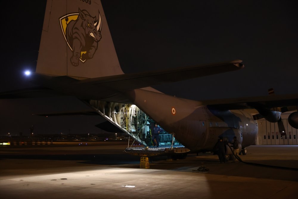 Çeşitli ülkelerden gelen yardımlar İstanbul'dan askeri uçaklarla deprem bölgesine gönderiliyor