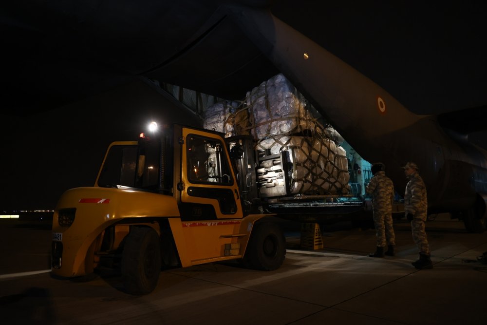 Çeşitli ülkelerden gelen yardımlar İstanbul'dan askeri uçaklarla deprem bölgesine gönderiliyor