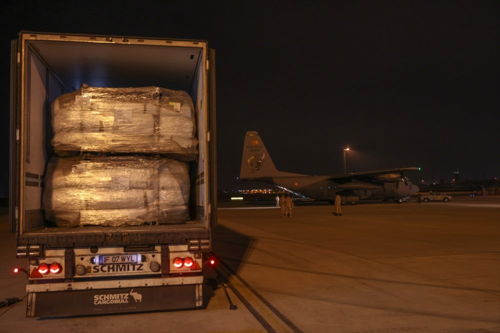 Çeşitli ülkelerden gelen yardımlar İstanbul'dan askeri uçaklarla deprem bölgesine gönderiliyor