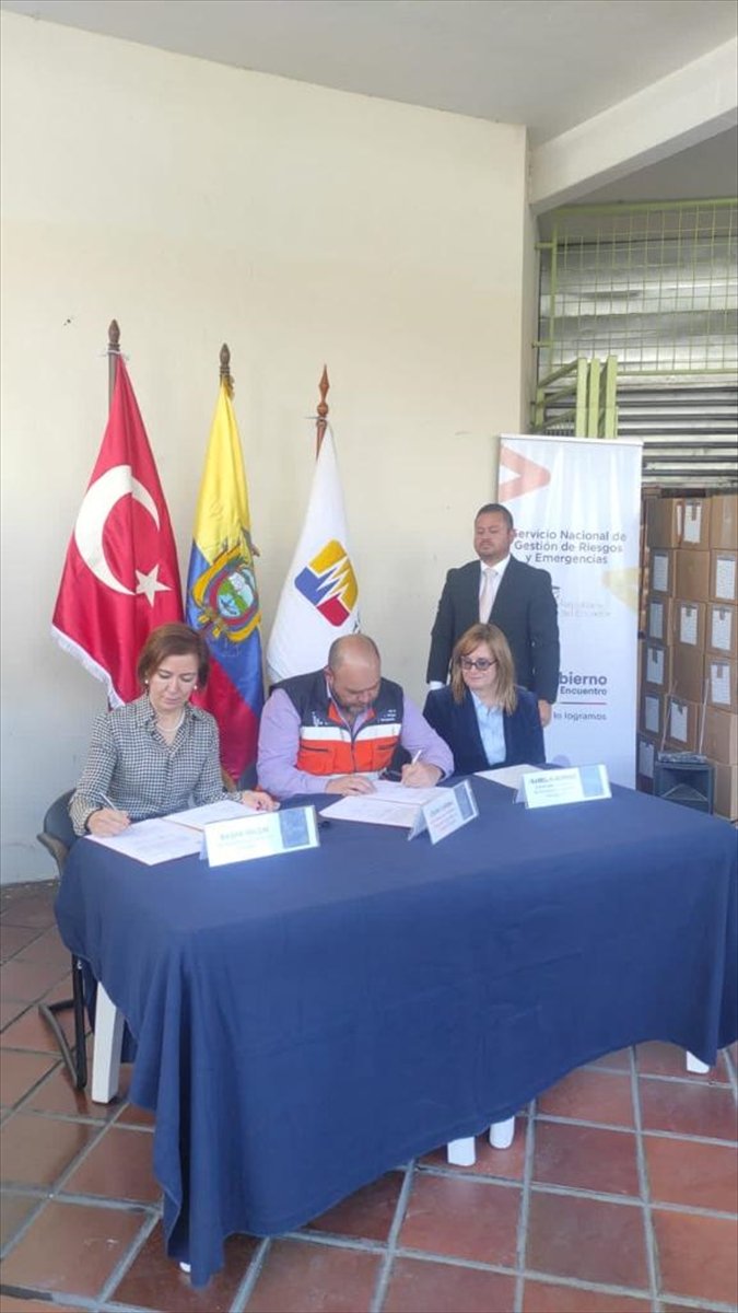 Ekvador'da Türkiye'deki depremzedeler için tonlarca yardım malzemesi toplandı