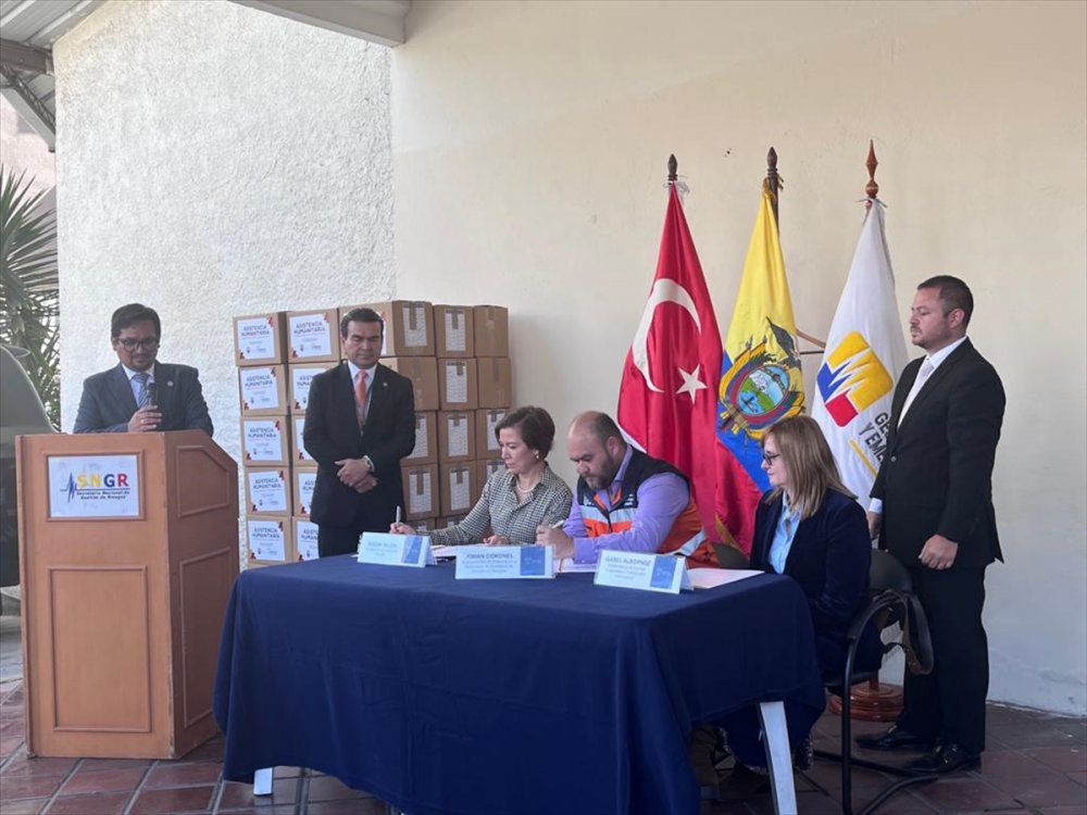 Ekvador'da Türkiye'deki depremzedeler için tonlarca yardım malzemesi toplandı