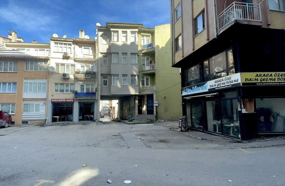 Bursa'da altından sokak geçen bina görenleri şaşırtıyor