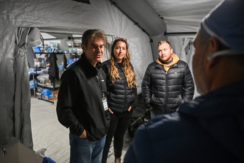 Dr. Öz ve Prof. Dr. Yerebakan'dan ABD'li STK'nin kurduğu sahra hastanesine ziyaret