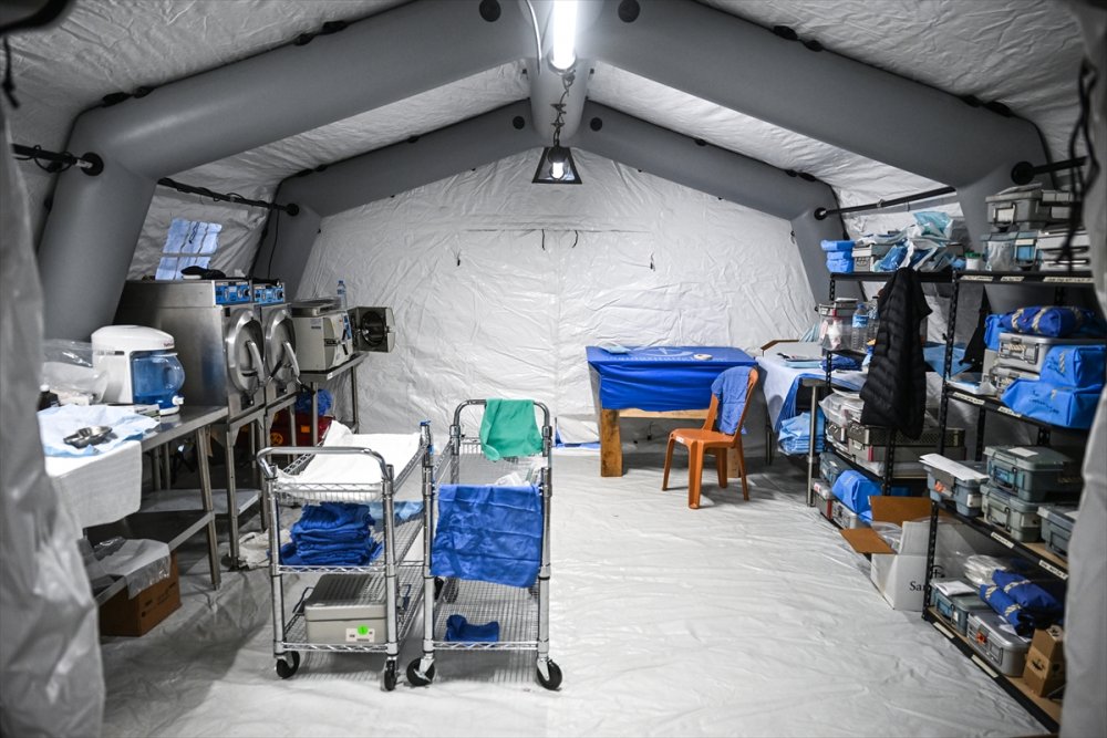 Dr. Öz ve Prof. Dr. Yerebakan'dan ABD'li STK'nin kurduğu sahra hastanesine ziyaret