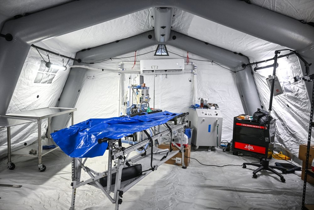 Dr. Öz ve Prof. Dr. Yerebakan'dan ABD'li STK'nin kurduğu sahra hastanesine ziyaret