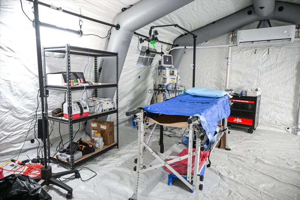 Dr. Öz ve Prof. Dr. Yerebakan'dan ABD'li STK'nin kurduğu sahra hastanesine ziyaret