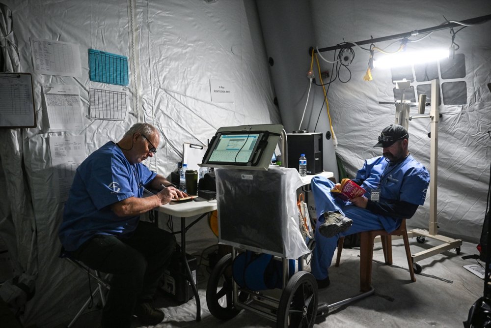 Dr. Öz ve Prof. Dr. Yerebakan'dan ABD'li STK'nin kurduğu sahra hastanesine ziyaret