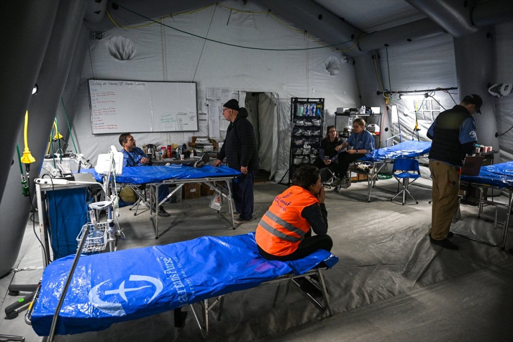 Dr. Öz ve Prof. Dr. Yerebakan'dan ABD'li STK'nin kurduğu sahra hastanesine ziyaret