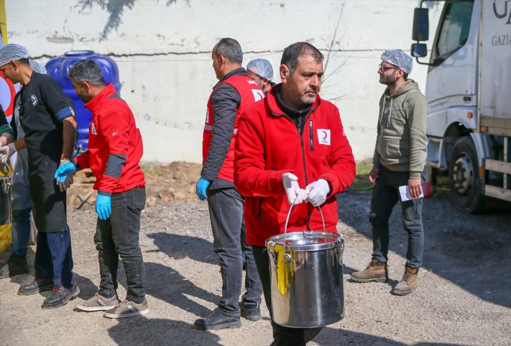 Cumhurbaşkanlığında görevli aşçılar, depremzedeler için yemek pişiriyor