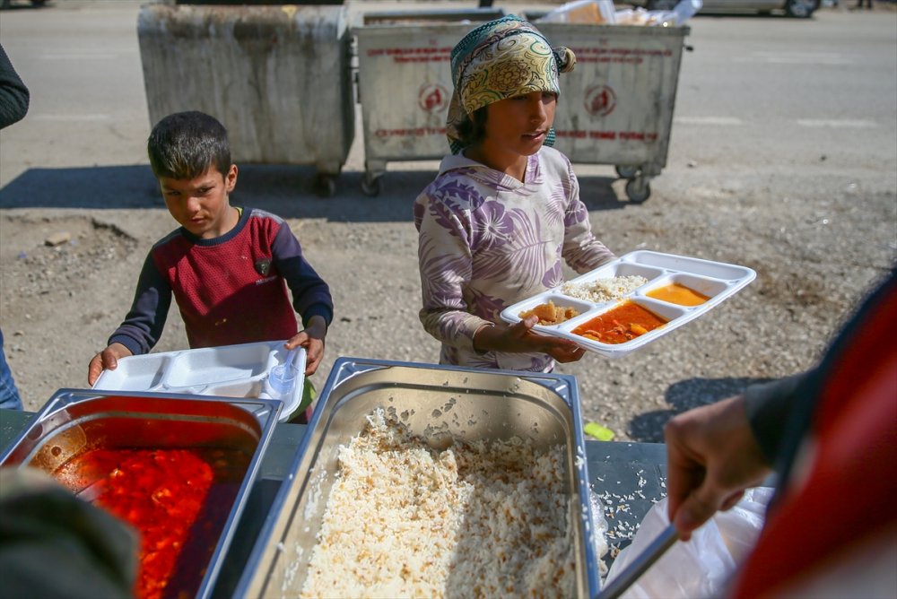 Cumhurbaşkanlığında görevli aşçılar, depremzedeler için yemek pişiriyor