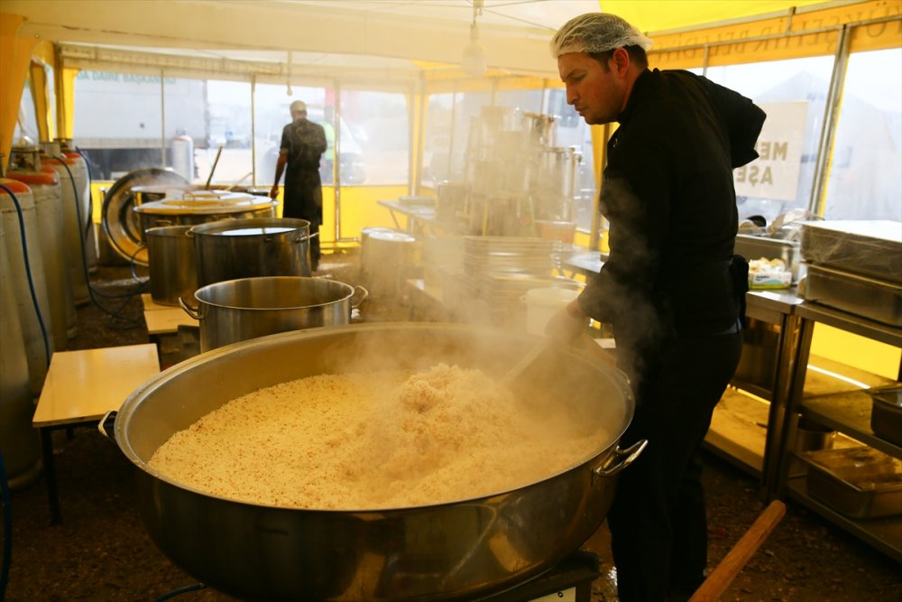 Cumhurbaşkanlığında görevli aşçılar, depremzedeler için yemek pişiriyor