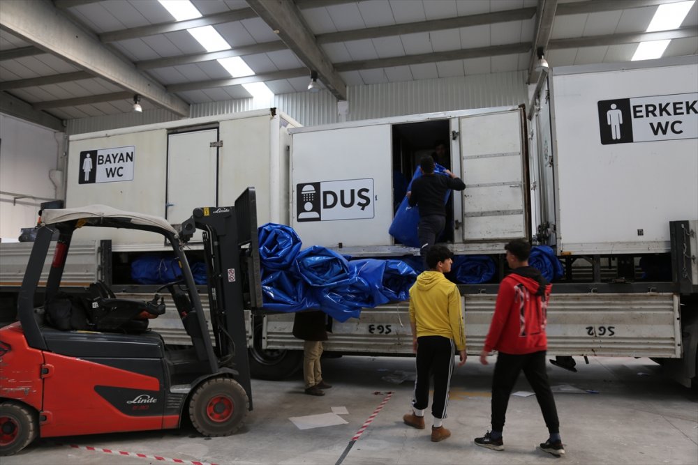 Denizli'de meslek lisesi öğretmen ve öğrencileri depremzedeler için çadır üretti