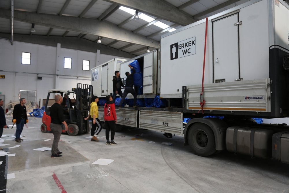 Denizli'de meslek lisesi öğretmen ve öğrencileri depremzedeler için çadır üretti