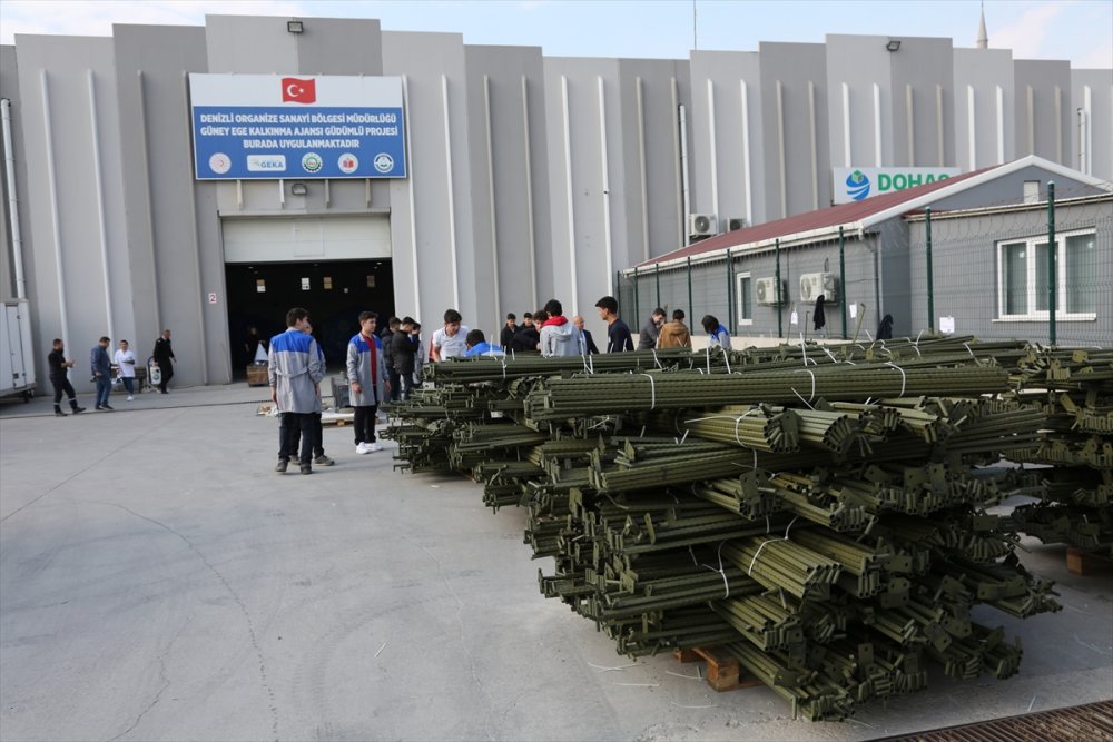 Denizli'de meslek lisesi öğretmen ve öğrencileri depremzedeler için çadır üretti