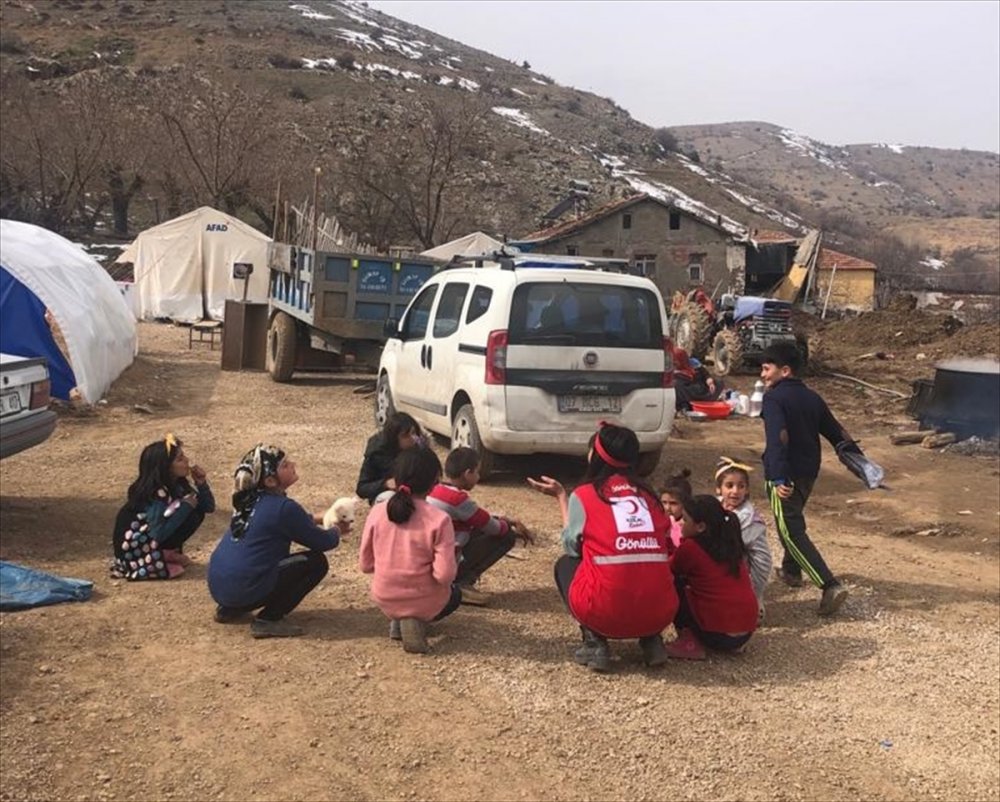 Türk Kızılay mobil sağlık aracıyla depremzedelere sağlık hizmetini sürdürdü