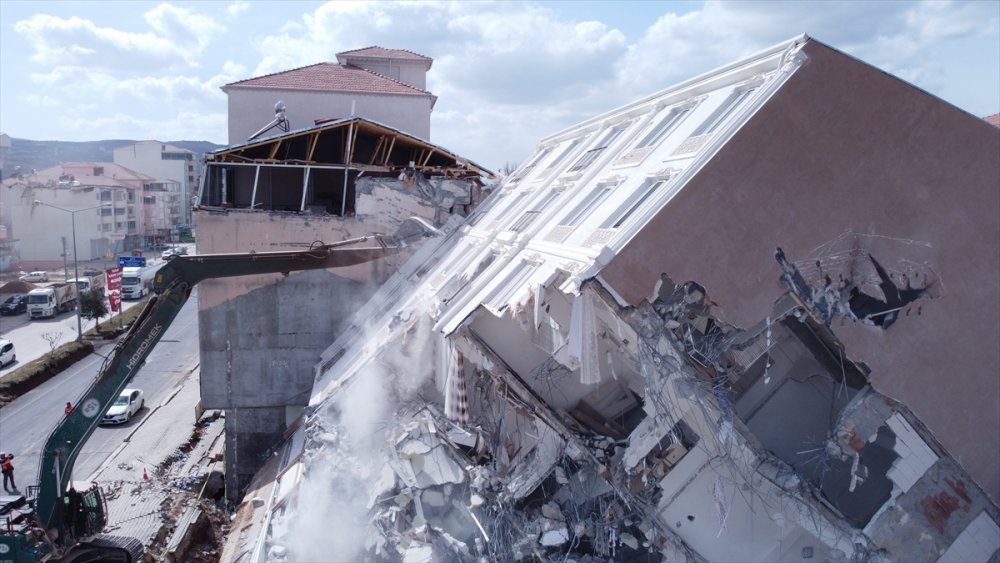 Depremde camları dahi kırılmadan yan yatan binanın yıkımına başlandı