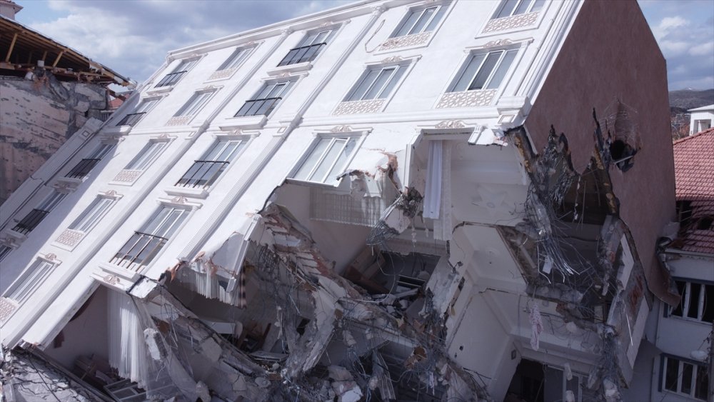 Depremde camları dahi kırılmadan yan yatan binanın yıkımına başlandı