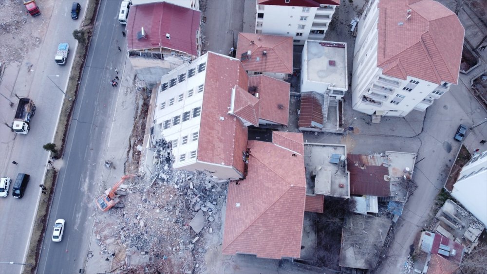 Depremde camları dahi kırılmadan yan yatan binanın yıkımına başlandı