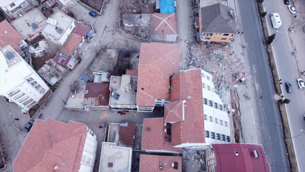 Depremde camları dahi kırılmadan yan yatan binanın yıkımına başlandı