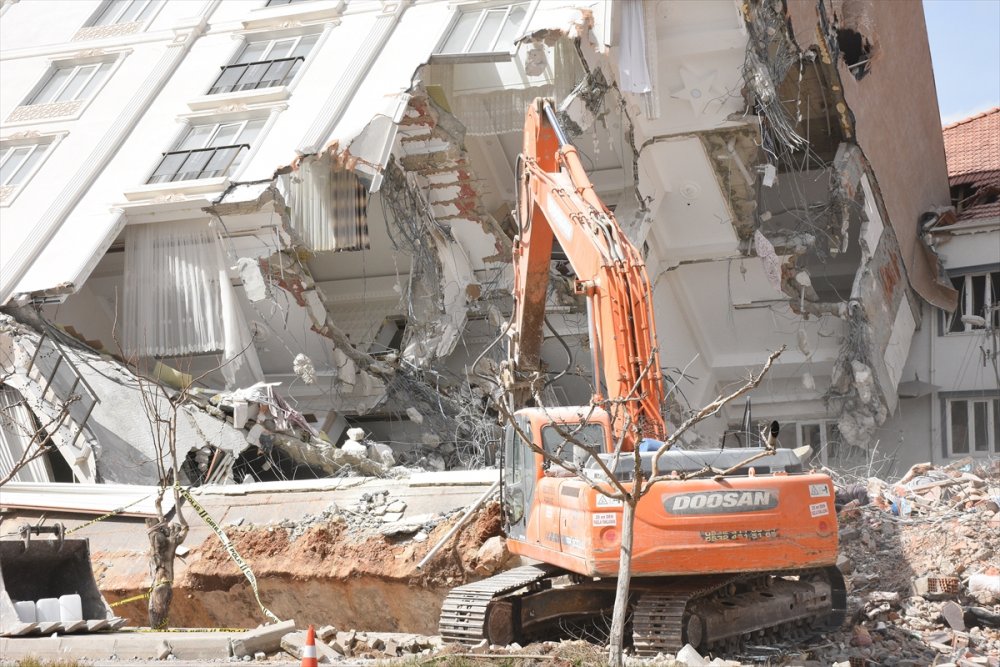 Depremde camları dahi kırılmadan yan yatan binanın yıkımına başlandı