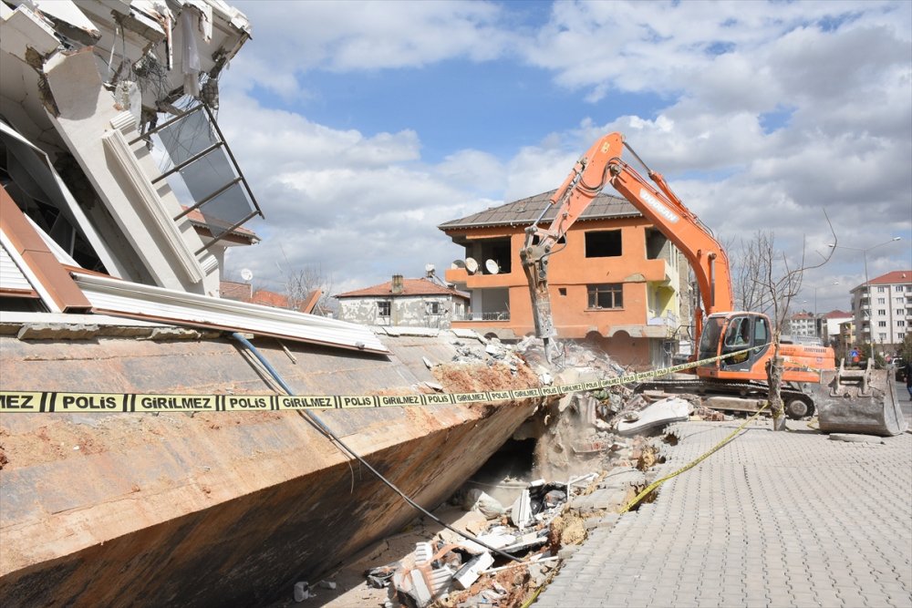 Depremde camları dahi kırılmadan yan yatan binanın yıkımına başlandı