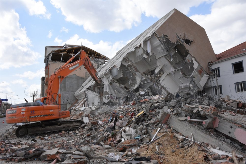Depremde camları dahi kırılmadan yan yatan binanın yıkımına başlandı