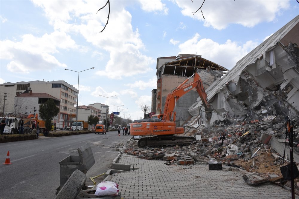 Depremde camları dahi kırılmadan yan yatan binanın yıkımına başlandı