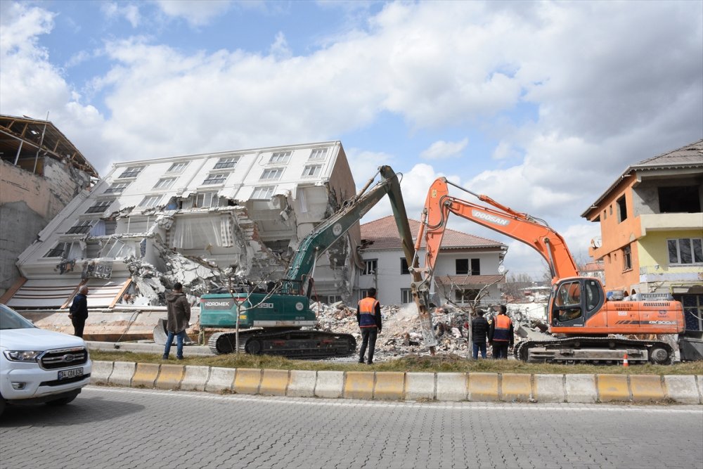 Depremde camları dahi kırılmadan yan yatan binanın yıkımına başlandı