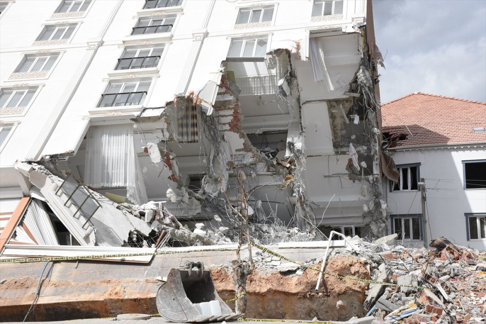 Depremde camları dahi kırılmadan yan yatan binanın yıkımına başlandı
