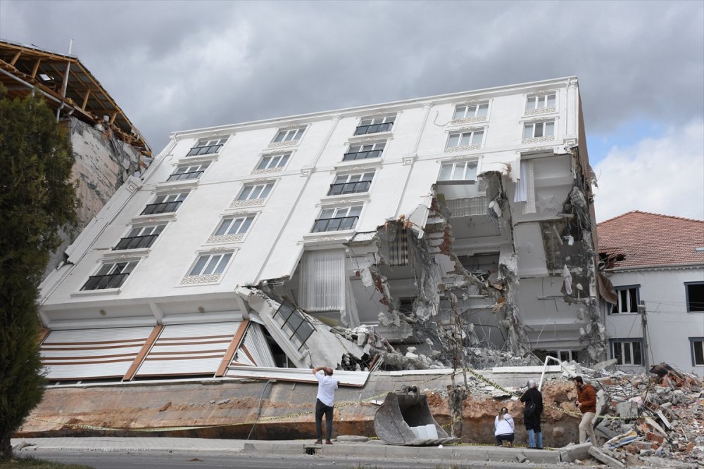 Depremde camları dahi kırılmadan yan yatan binanın yıkımına başlandı