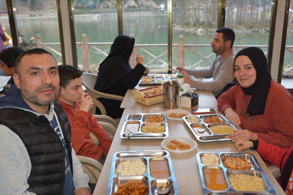 Uzungöl'de kalan depremzedeler için gönüllüler yemek pişiriyor