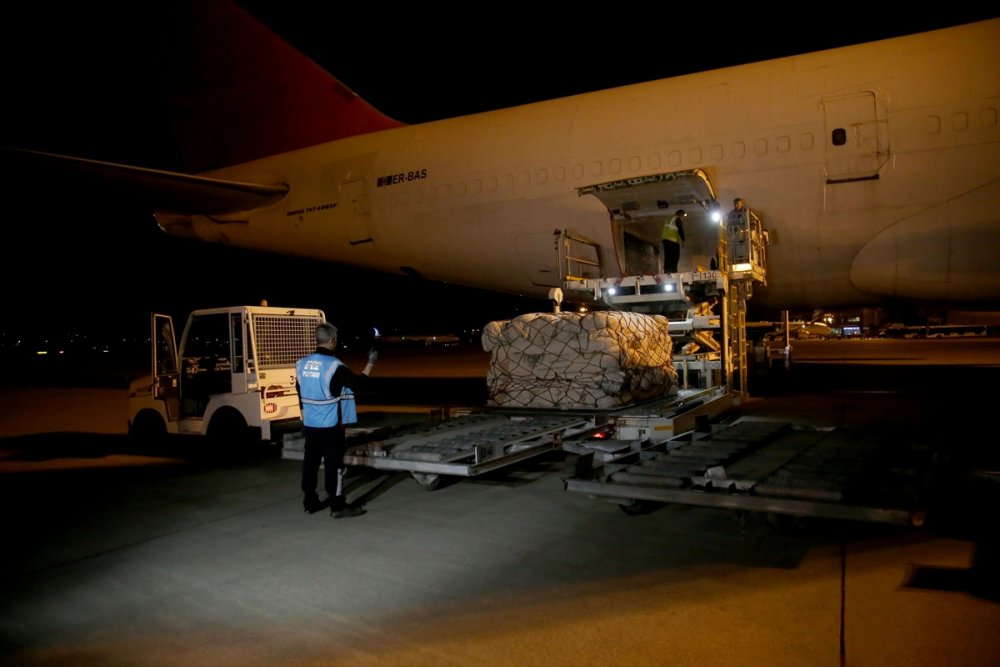 Pakistan'ın insani yardımlarını taşıyan uçak Adana'ya ulaştı