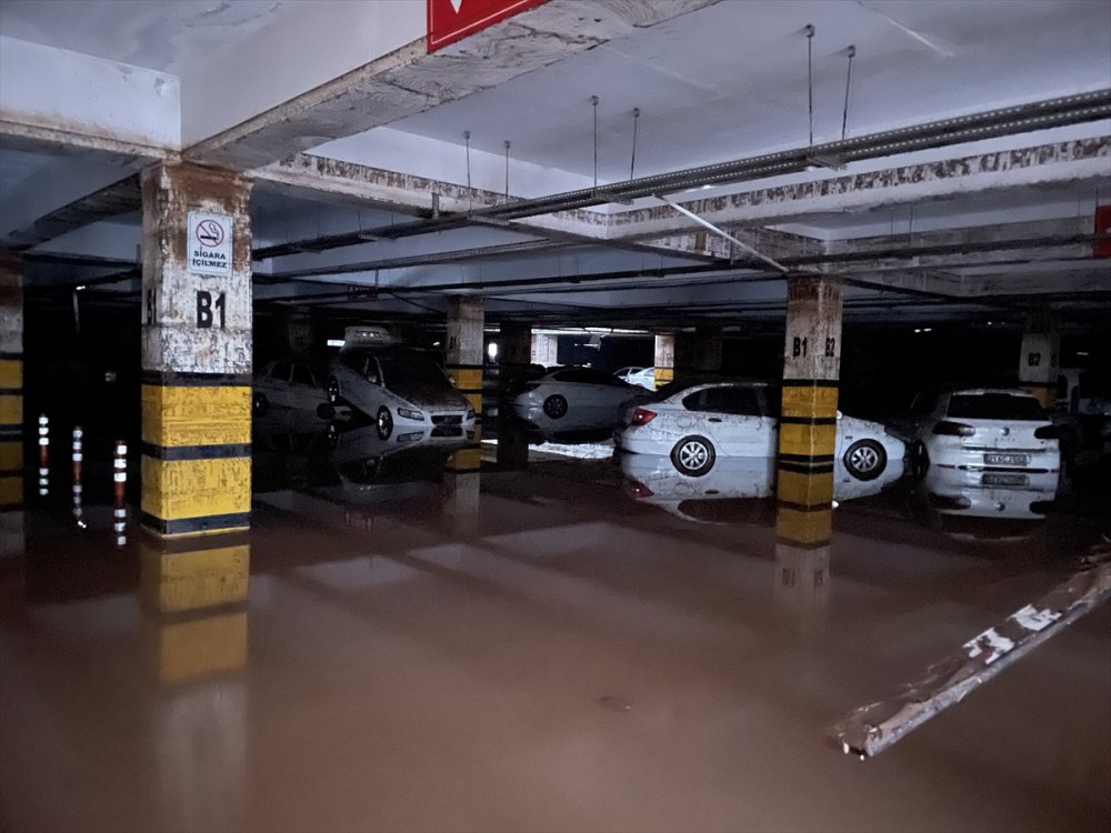 Şanlıurfa'da sel nedeniyle çöken yol trafiğe kapatıldı