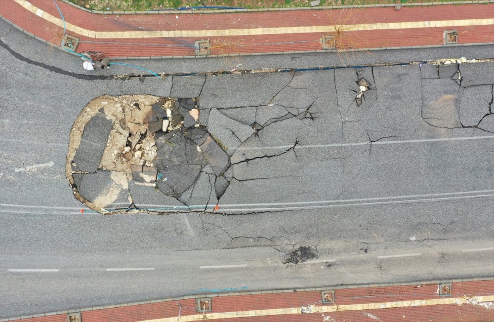Şanlıurfa'da sel nedeniyle çöken yol trafiğe kapatıldı