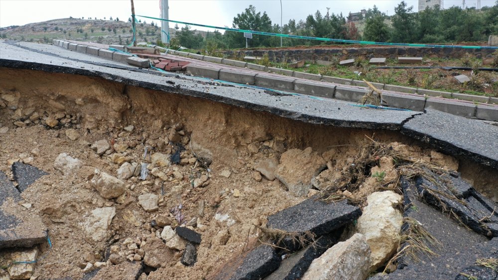 Şanlıurfa'da sel nedeniyle çöken yol trafiğe kapatıldı